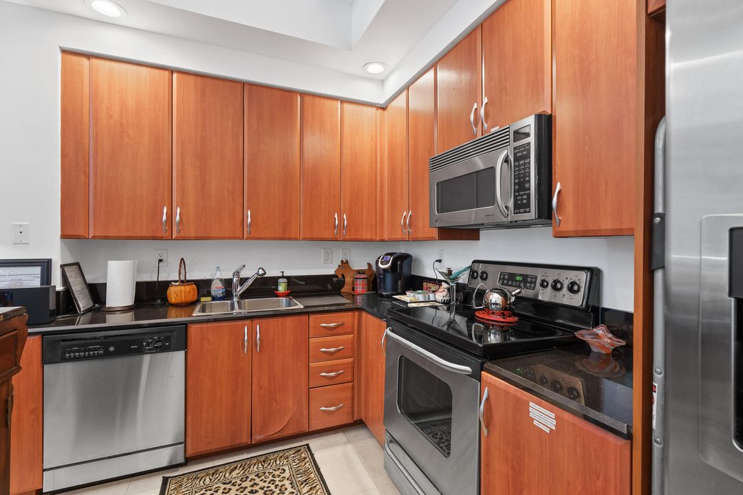 For Rent: $4,750 (1 beds, 1 baths, 993 Square Feet)