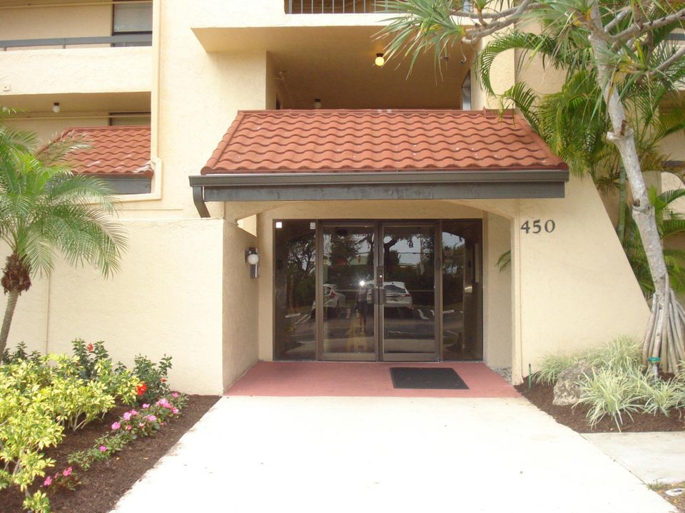Active With Contract: $2,000 (1 beds, 1 baths, 724 Square Feet)