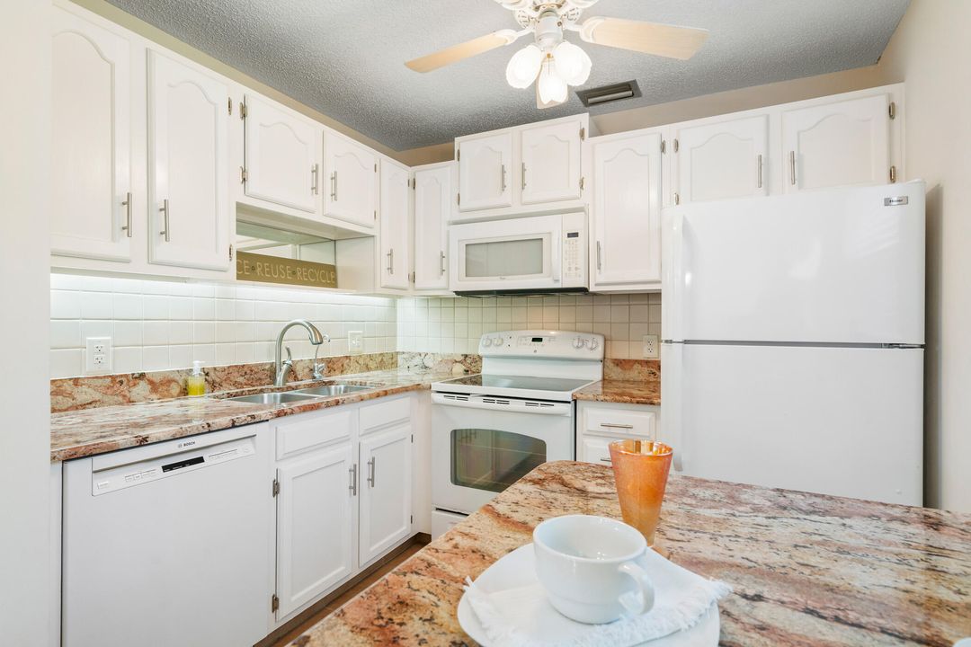For Sale: $169,999 (2 beds, 2 baths, 1000 Square Feet)