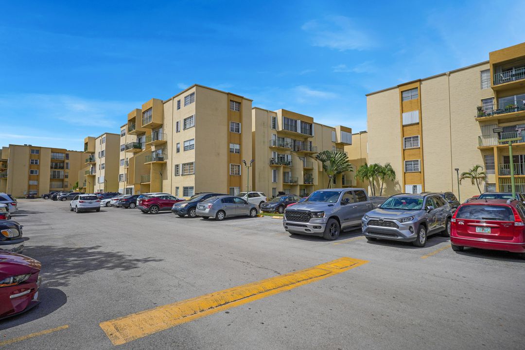 Active With Contract: $2,800 (3 beds, 2 baths, 1288 Square Feet)