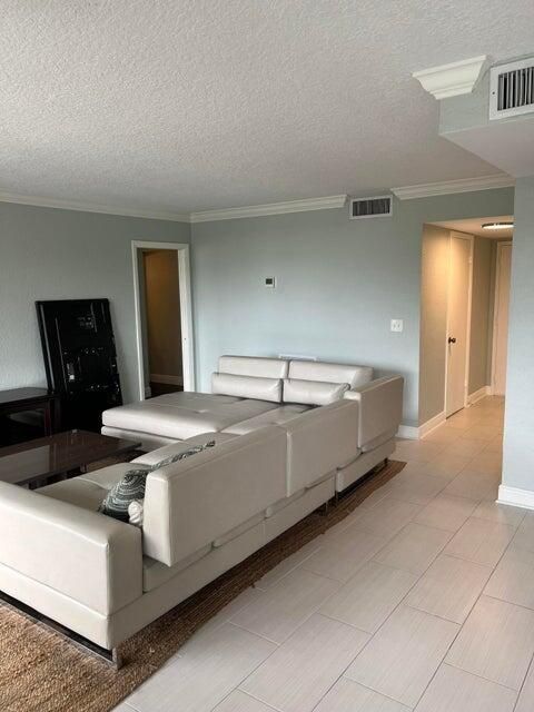 For Rent: $2,750 (1 beds, 1 baths, 1017 Square Feet)
