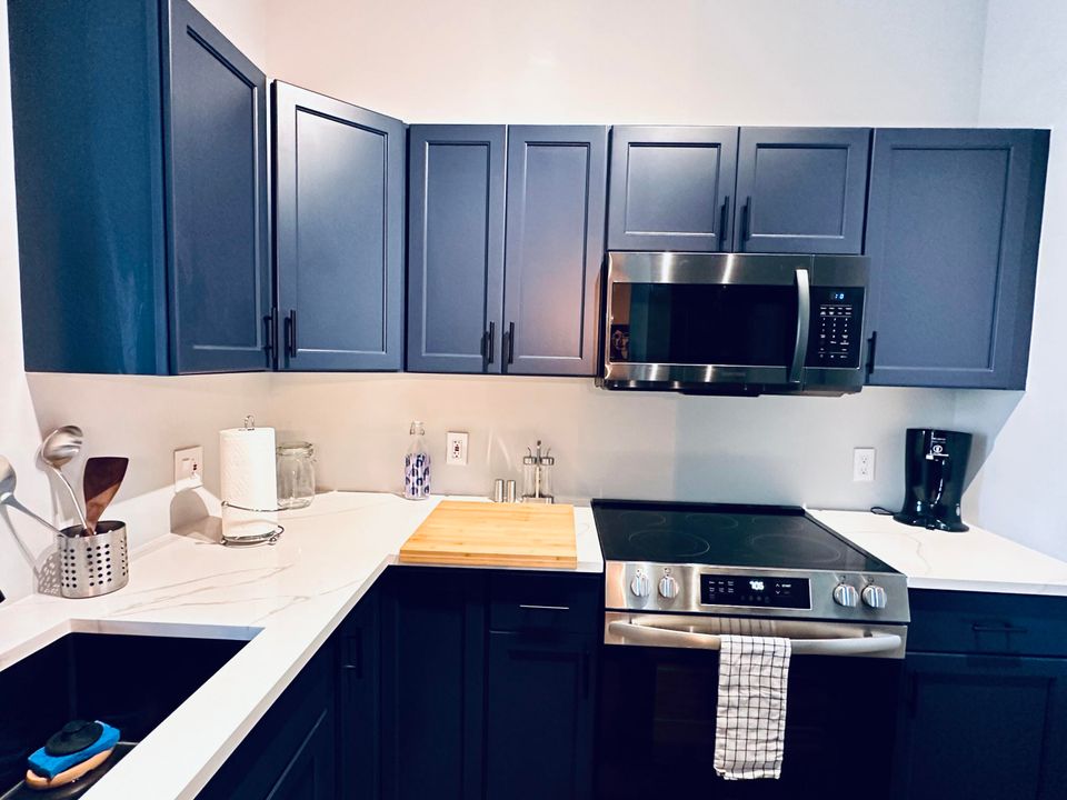 Active With Contract: $2,300 (2 beds, 2 baths, 1223 Square Feet)