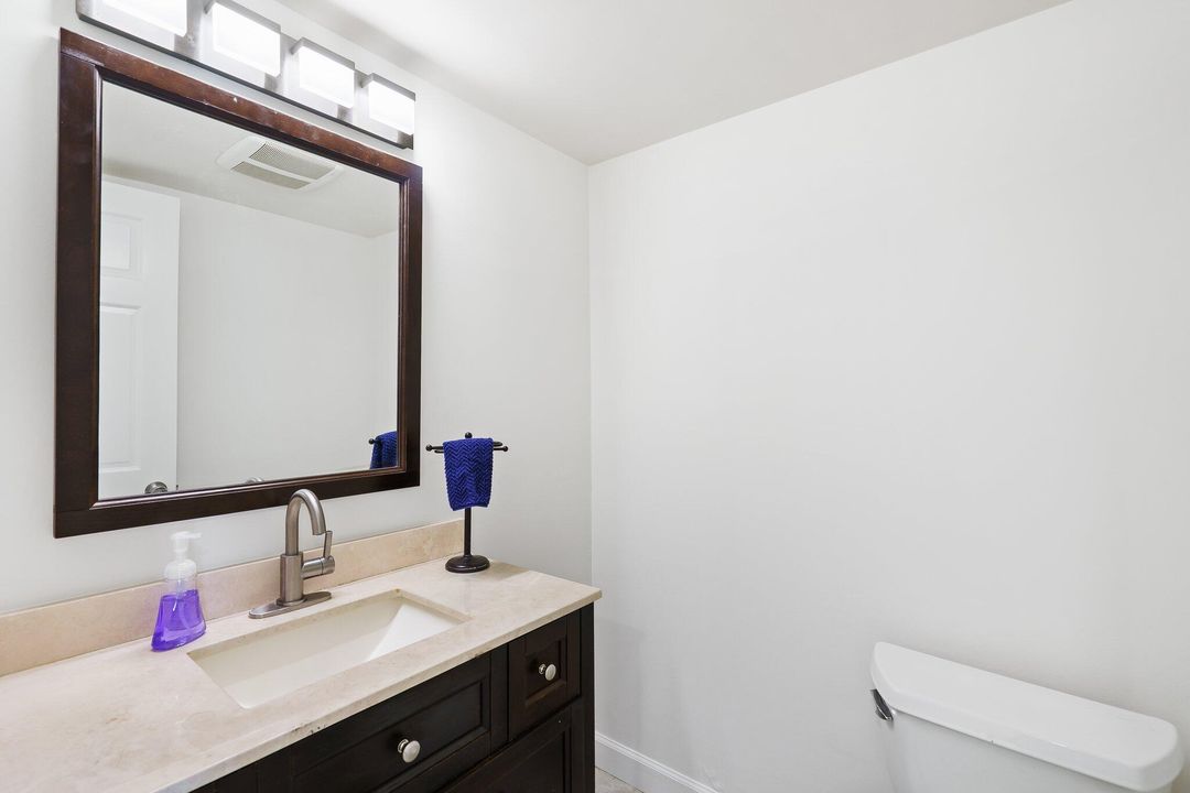 Active With Contract: $2,000 (2 beds, 1 baths, 960 Square Feet)
