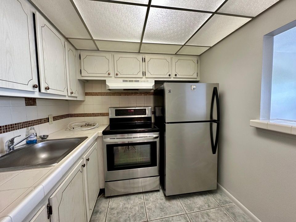For Sale: $119,900 (1 beds, 1 baths, 570 Square Feet)