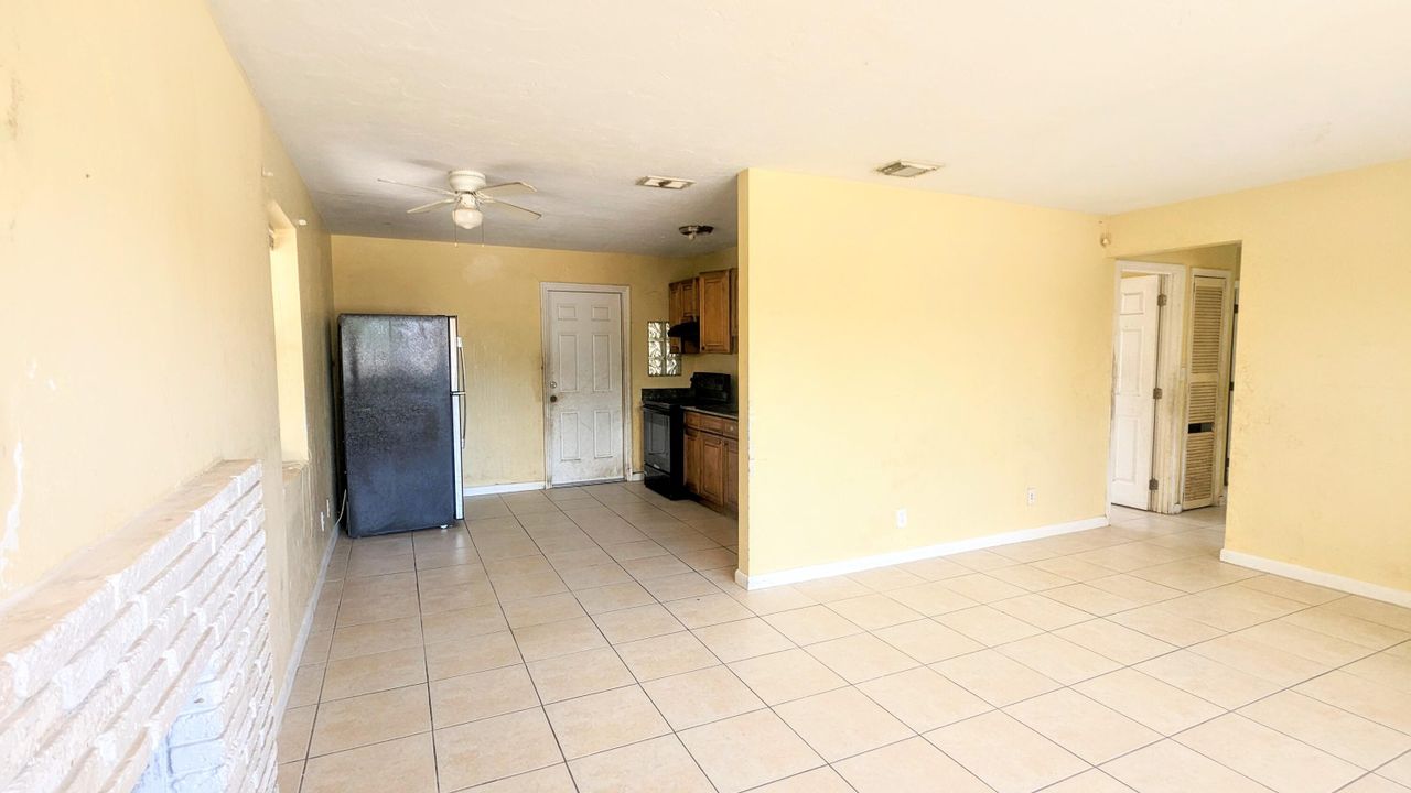 For Sale: $329,900 (1 beds, 1 baths, 910 Square Feet)