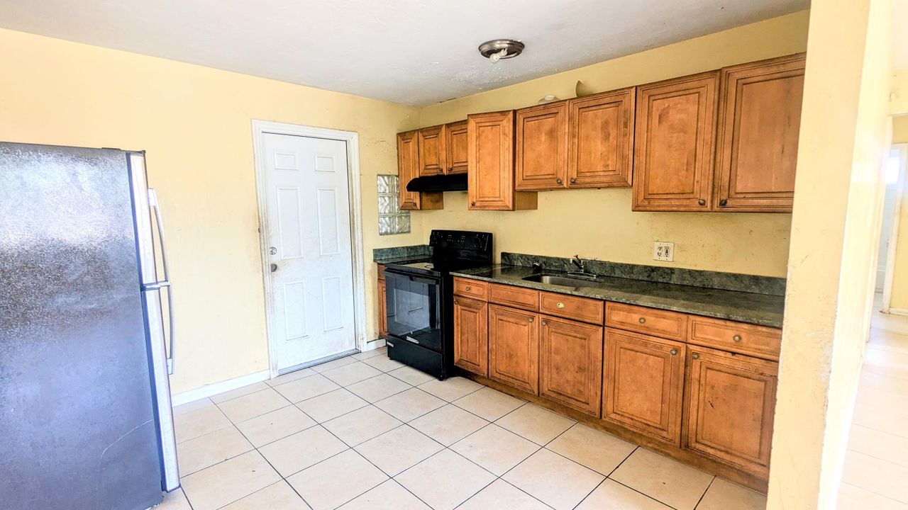 Active With Contract: $329,900 (1 beds, 1 baths, 910 Square Feet)