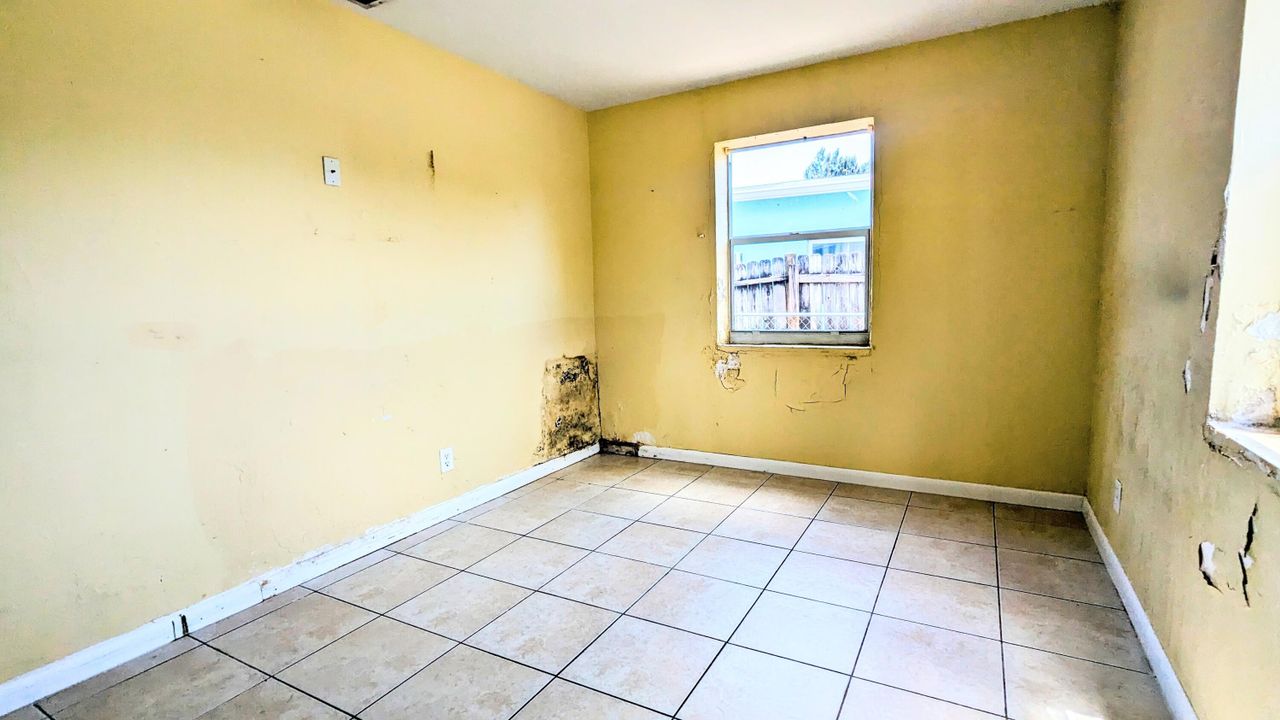 For Sale: $329,900 (1 beds, 1 baths, 910 Square Feet)