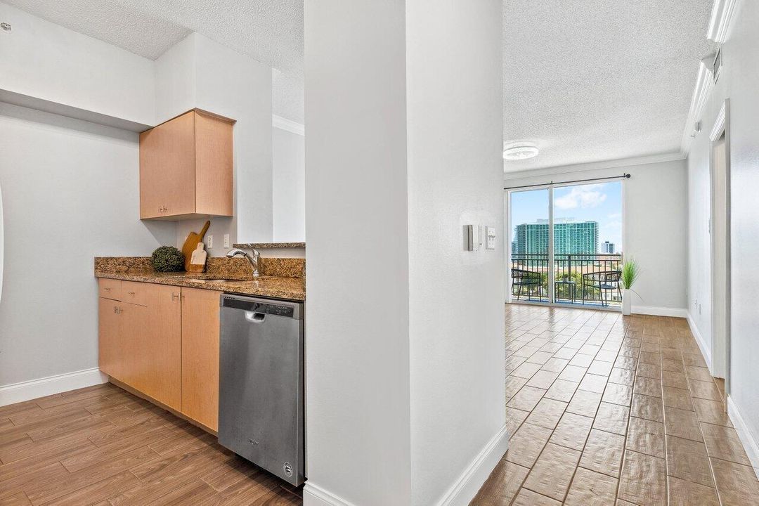 For Sale: $289,900 (1 beds, 1 baths, 696 Square Feet)
