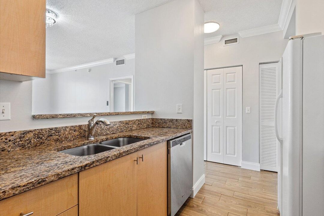 For Sale: $284,900 (1 beds, 1 baths, 696 Square Feet)