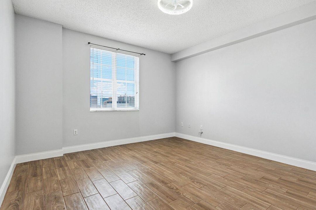 For Sale: $284,900 (1 beds, 1 baths, 696 Square Feet)