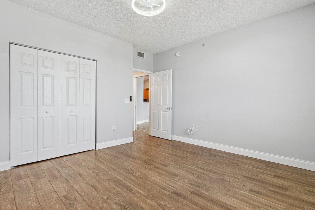 For Sale: $284,900 (1 beds, 1 baths, 696 Square Feet)