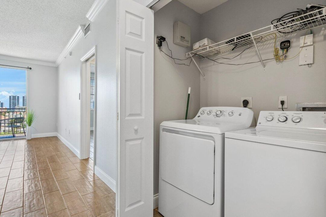 For Sale: $289,900 (1 beds, 1 baths, 696 Square Feet)