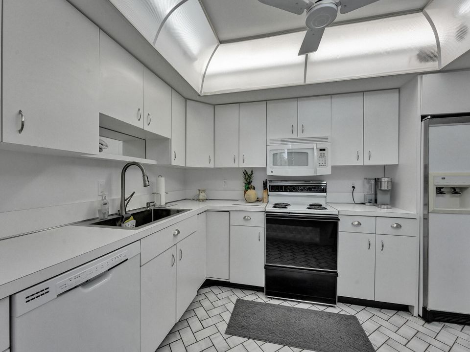 For Sale: $317,000 (2 beds, 2 baths, 1772 Square Feet)