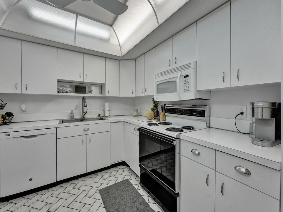For Sale: $317,000 (2 beds, 2 baths, 1772 Square Feet)