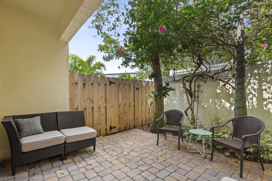 For Sale: $525,000 (3 beds, 2 baths, 1978 Square Feet)