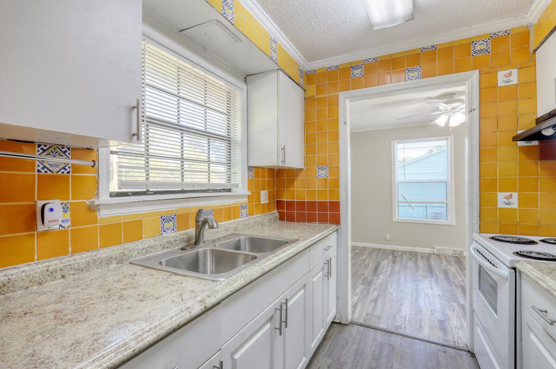 For Sale: $429,900 (3 beds, 1 baths, 1008 Square Feet)