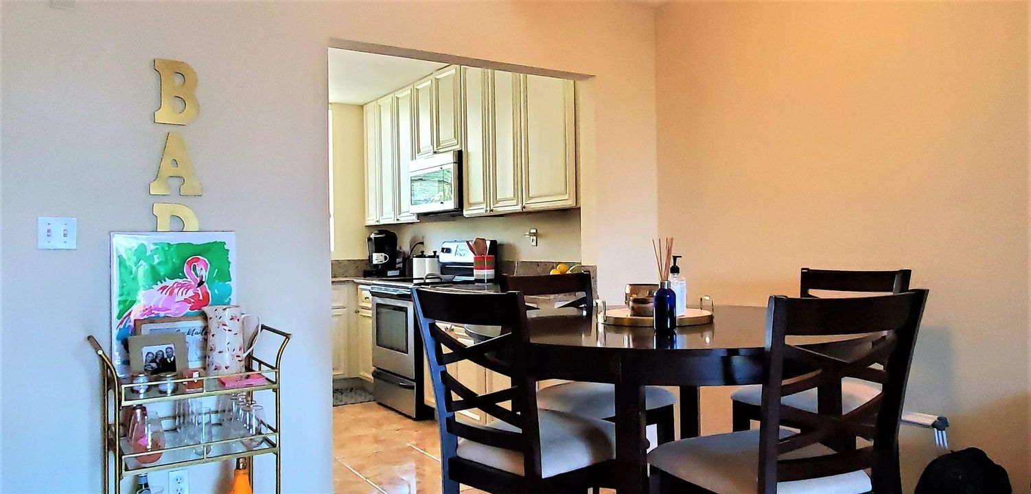 For Sale: $359,000 (1 beds, 1 baths, 673 Square Feet)