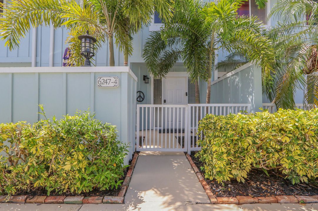 Active With Contract: $429,000 (3 beds, 2 baths, 1564 Square Feet)
