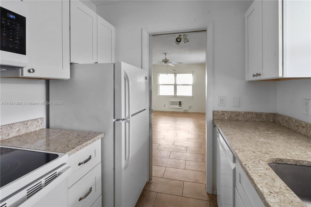 Active With Contract: $1,500 (1 beds, 1 baths, 640 Square Feet)