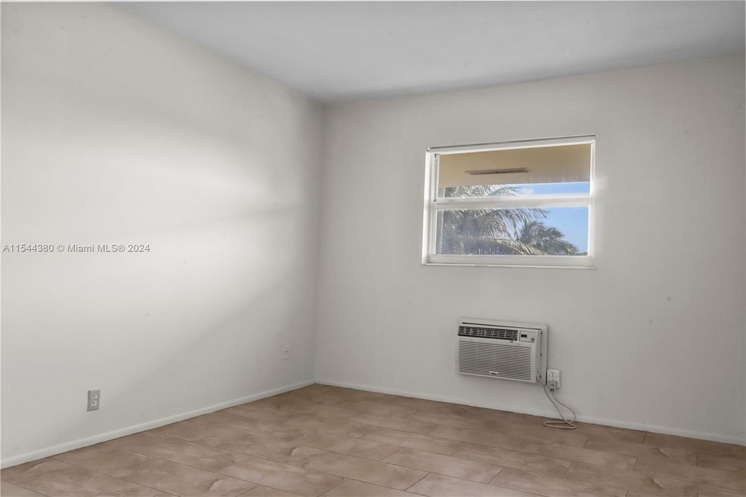 Active With Contract: $1,500 (1 beds, 1 baths, 640 Square Feet)
