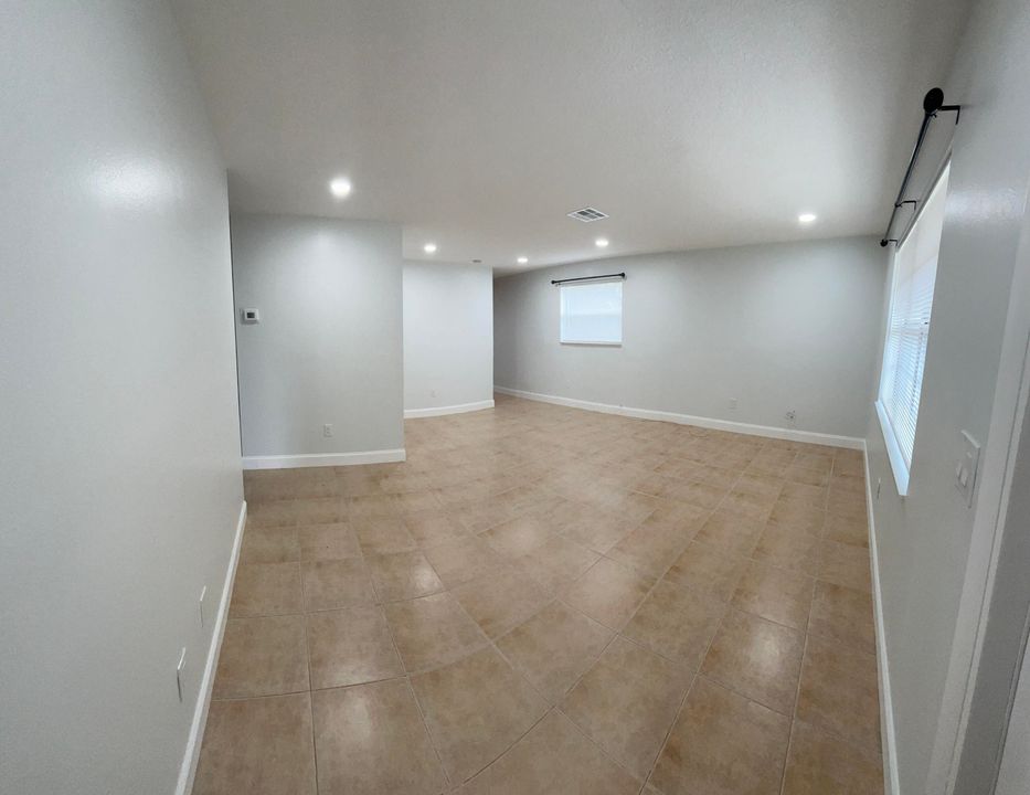 For Rent: $1,940 (2 beds, 1 baths, 840 Square Feet)