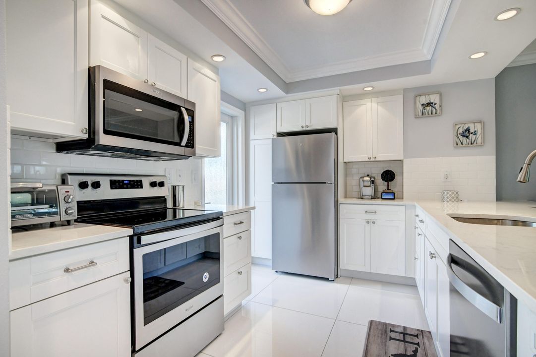 For Sale: $550,000 (2 beds, 2 baths, 905 Square Feet)