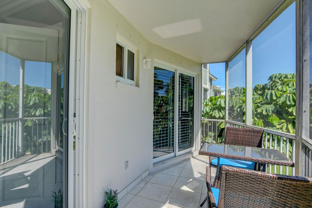 For Sale: $550,000 (2 beds, 2 baths, 905 Square Feet)