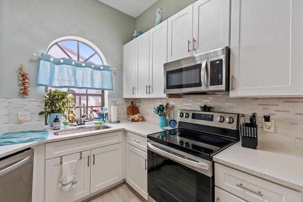 Active With Contract: $314,900 (3 beds, 2 baths, 1657 Square Feet)