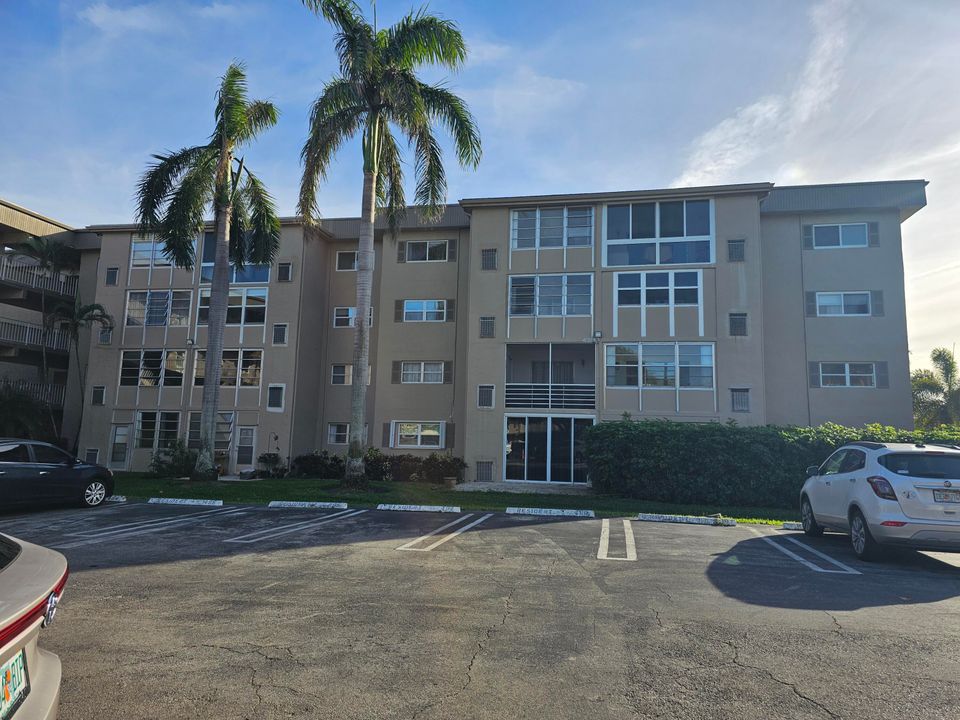 Active With Contract: $1,550 (2 beds, 2 baths, 982 Square Feet)