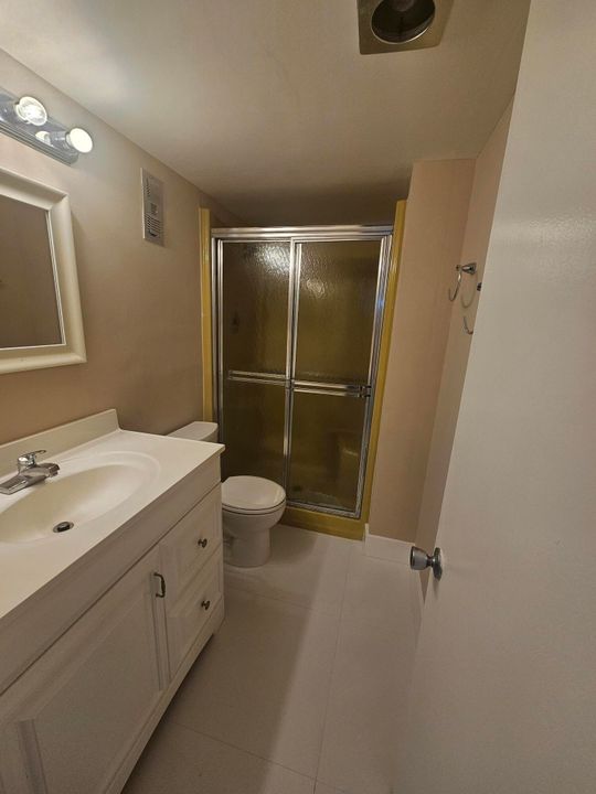 Active With Contract: $1,550 (2 beds, 2 baths, 982 Square Feet)