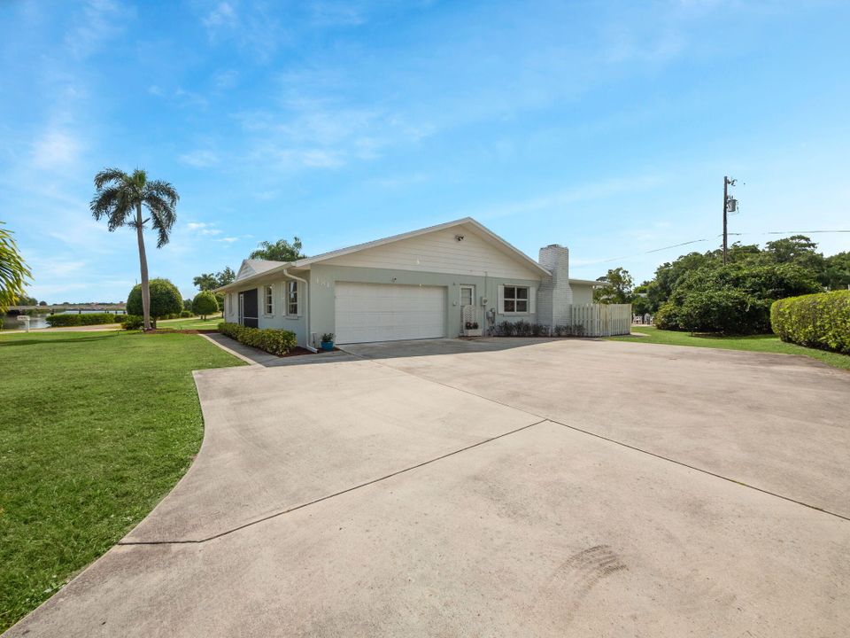 Active With Contract: $1,500,000 (3 beds, 2 baths, 2365 Square Feet)