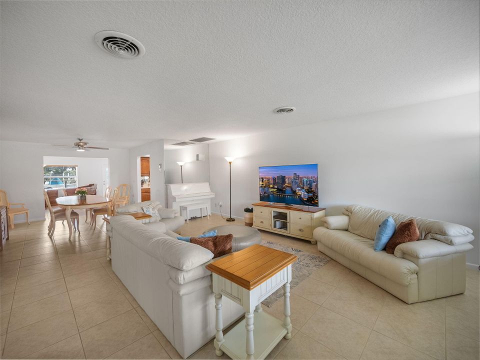 Active With Contract: $1,500,000 (3 beds, 2 baths, 2365 Square Feet)