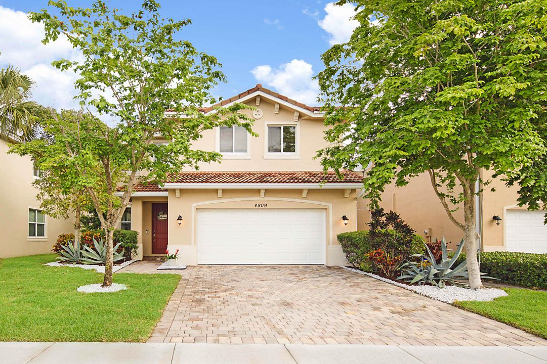 For Sale: $599,900 (4 beds, 2 baths, 2365 Square Feet)