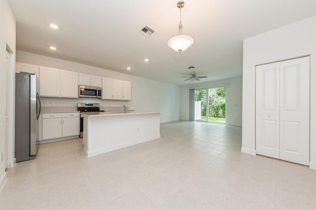 Active With Contract: $2,800 (3 beds, 2 baths, 1635 Square Feet)