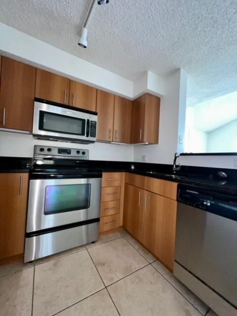 For Rent: $2,500 (2 beds, 2 baths, 948 Square Feet)