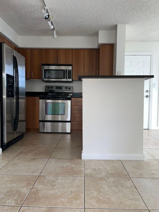 For Rent: $2,500 (2 beds, 2 baths, 948 Square Feet)