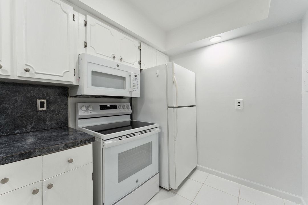 For Sale: $221,500 (1 beds, 1 baths, 715 Square Feet)