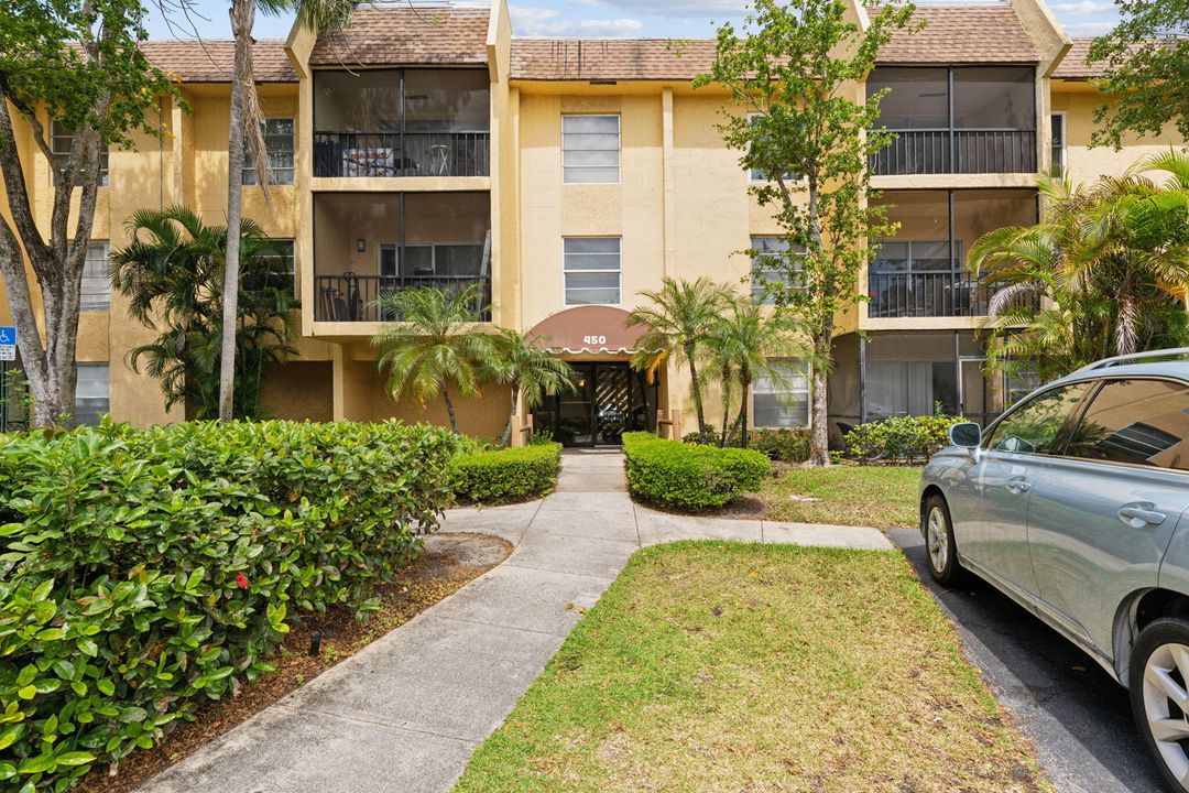 For Sale: $221,500 (1 beds, 1 baths, 715 Square Feet)