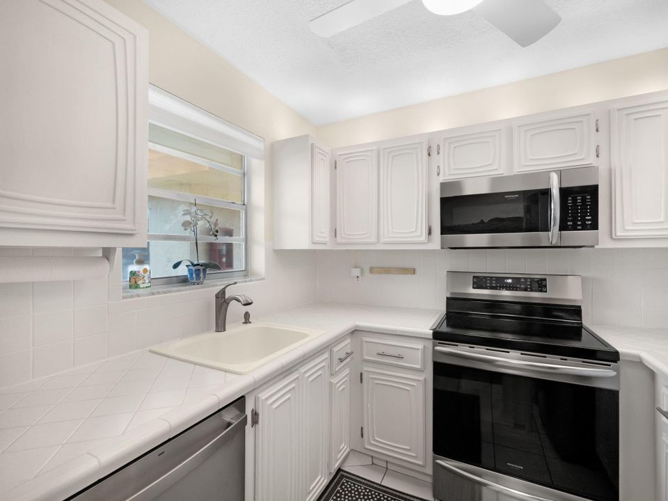For Sale: $399,000 (2 beds, 2 baths, 1052 Square Feet)
