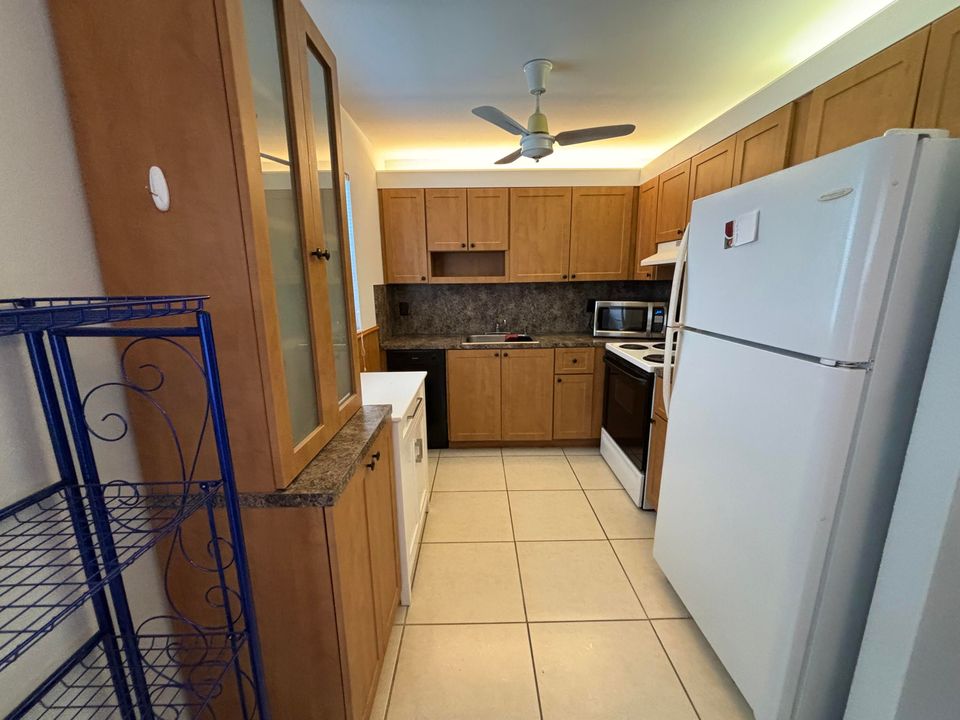 For Sale: $159,900 (2 beds, 2 baths, 880 Square Feet)