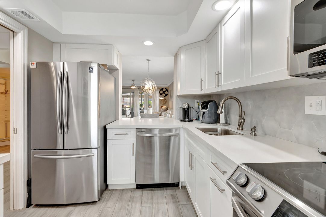 For Sale: $559,000 (2 beds, 2 baths, 958 Square Feet)