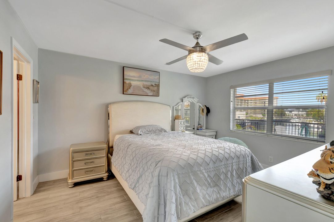 For Sale: $559,000 (2 beds, 2 baths, 958 Square Feet)