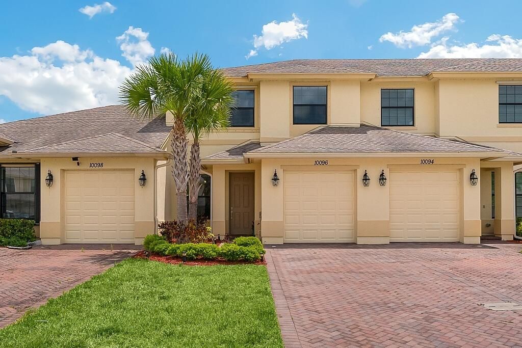 Recently Sold: $300,000 (3 beds, 3 baths, 1641 Square Feet)