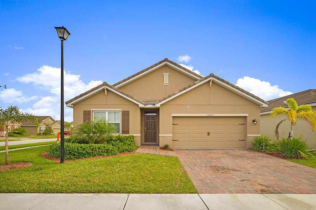 Active With Contract: $2,800 (4 beds, 2 baths, 1828 Square Feet)