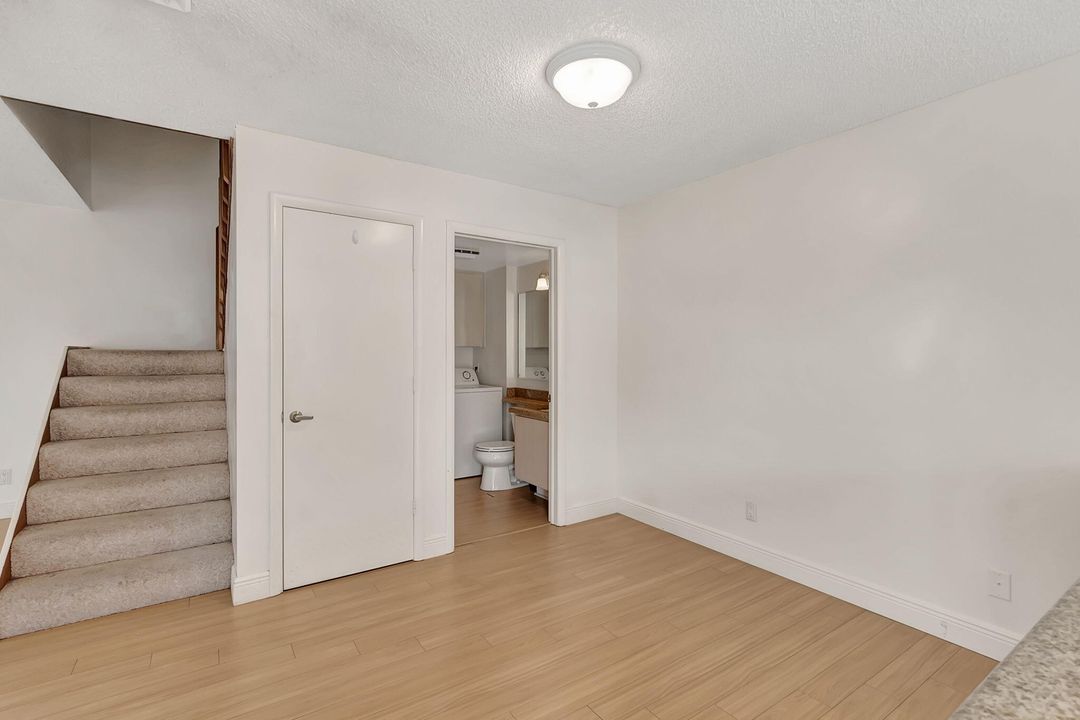 For Rent: $2,400 (2 beds, 2 baths, 1374 Square Feet)