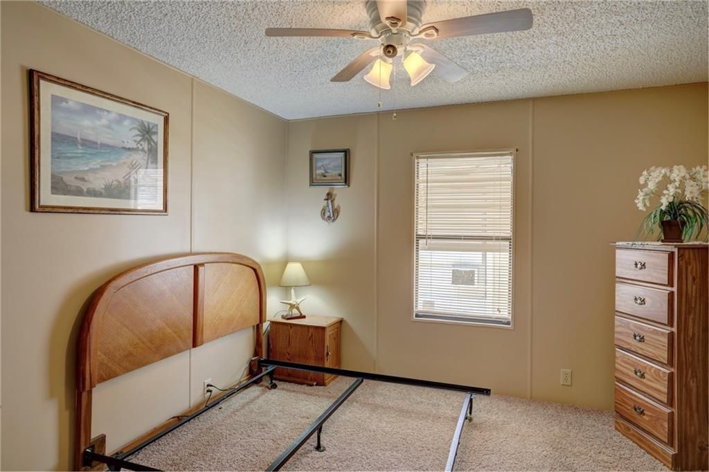 For Sale: $139,900 (2 beds, 2 baths, 1012 Square Feet)