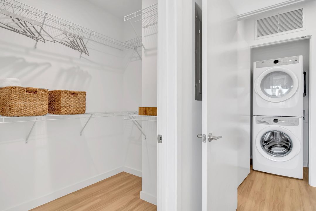 Active With Contract: $2,175 (1 beds, 1 baths, 700 Square Feet)