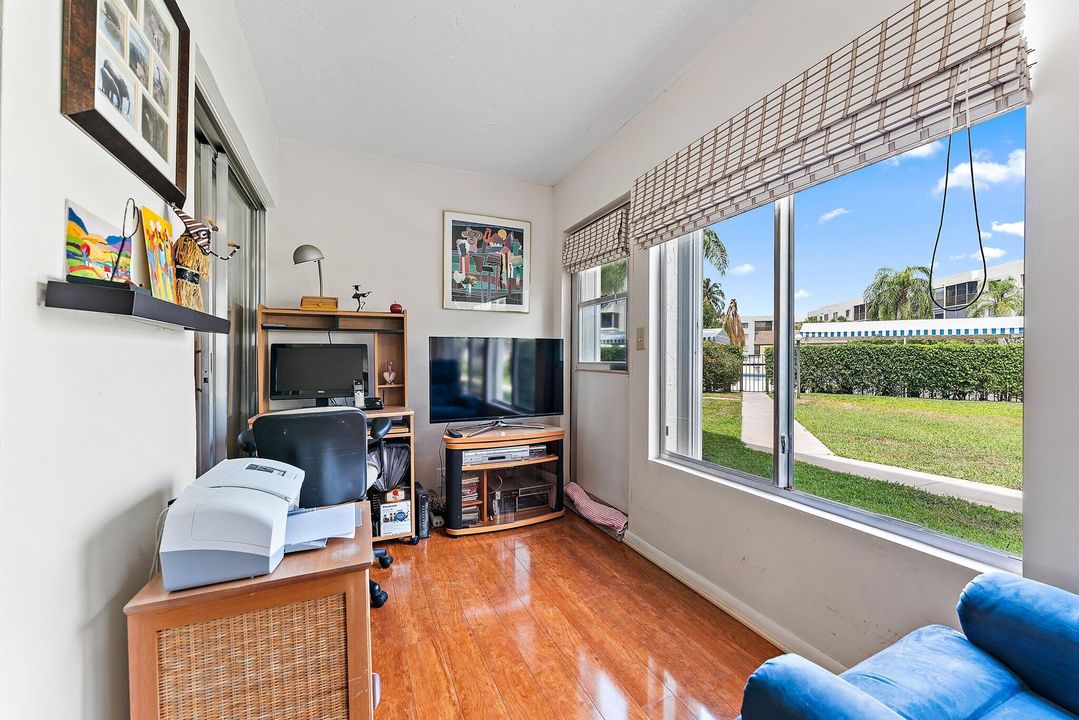For Sale: $235,000 (2 beds, 2 baths, 1082 Square Feet)