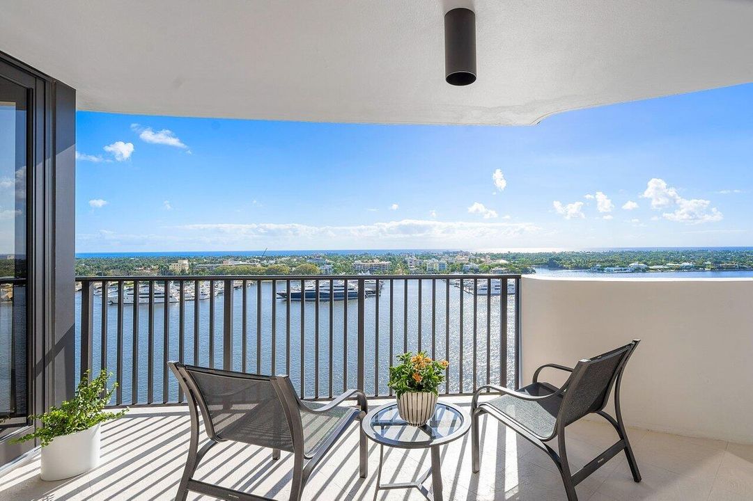 Recently Sold: $1,595,000 (2 beds, 2 baths, 1247 Square Feet)