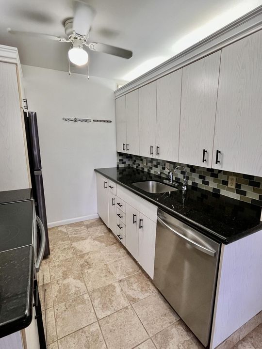 For Sale: $164,500 (2 beds, 1 baths, 880 Square Feet)